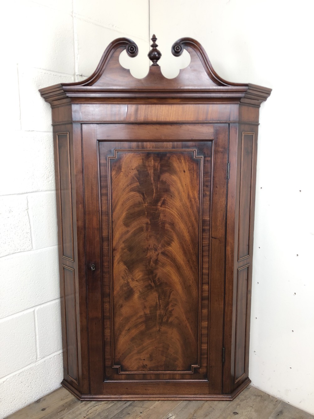 GEORGE III ANTIQUE MAHOGANY HANGING CORNER CUPBOARD