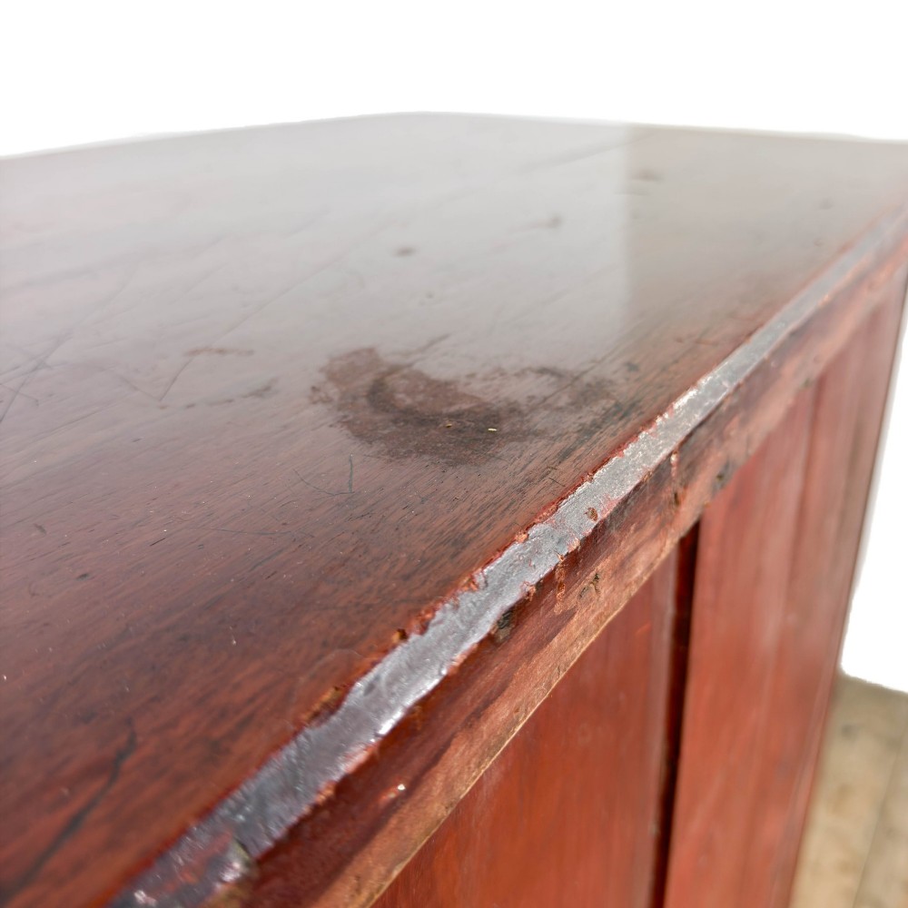 A Victorian mahogany chest of drawers featuring two short drawers over three long drawers with turned wooden knobs and a scalloped lower apron. View V
