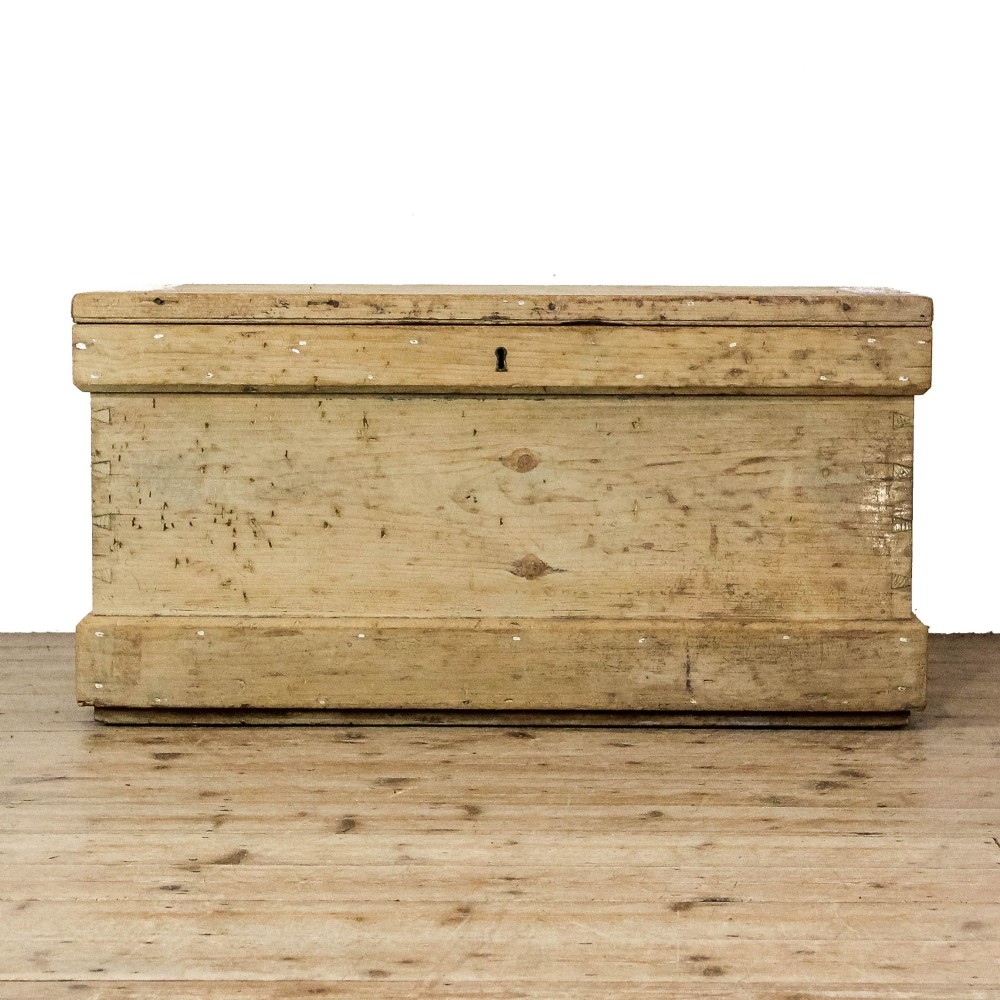 A rectangular natural pine storage chest featuring visible hand-cut dovetail joinery, a fitted flat lid, a central keyhole escutcheon, and a thick timber plinth base.