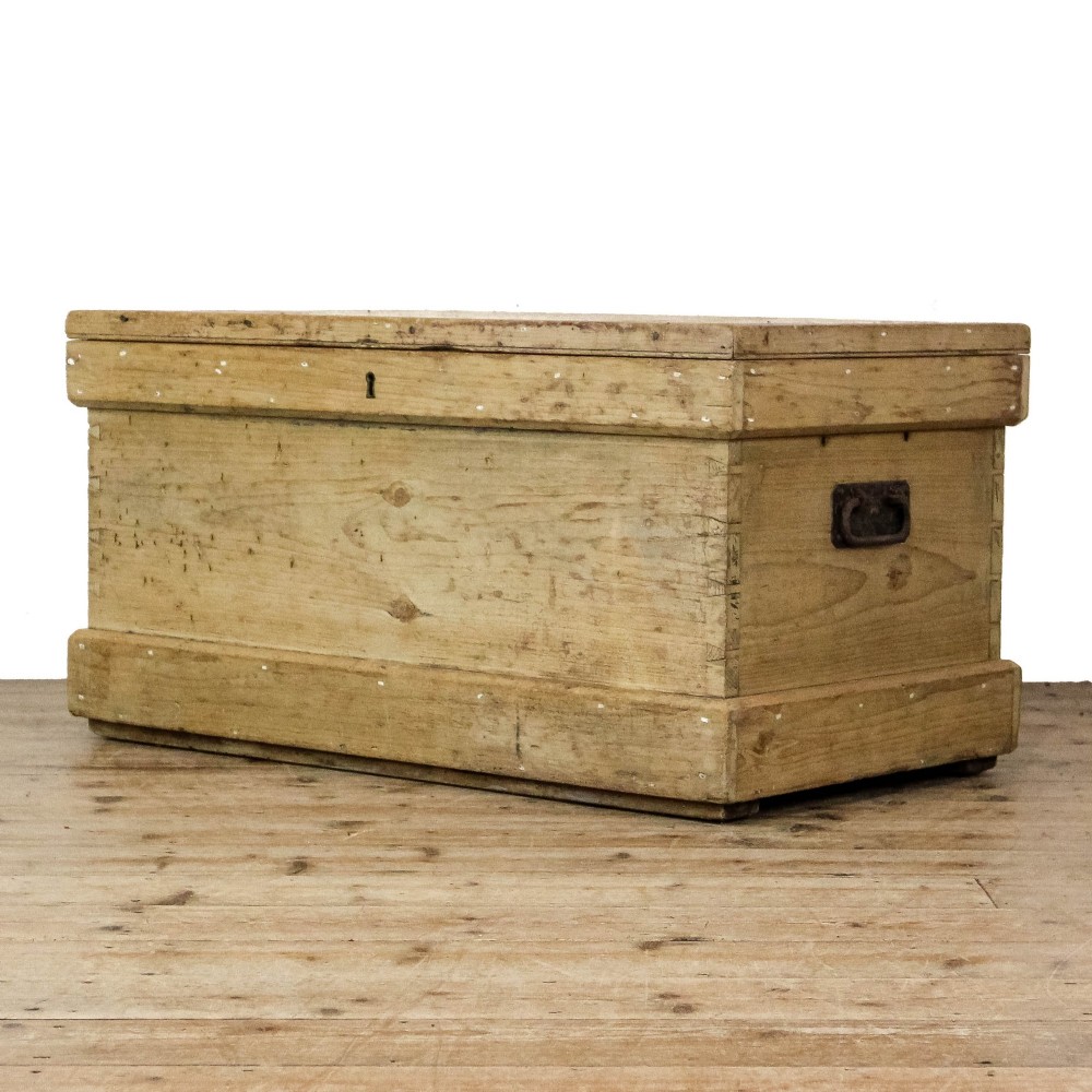 A rectangular natural pine storage chest featuring visible hand-cut dovetail joinery, a fitted flat lid, a central keyhole escutcheon, and a thick timber plinth base. View II
