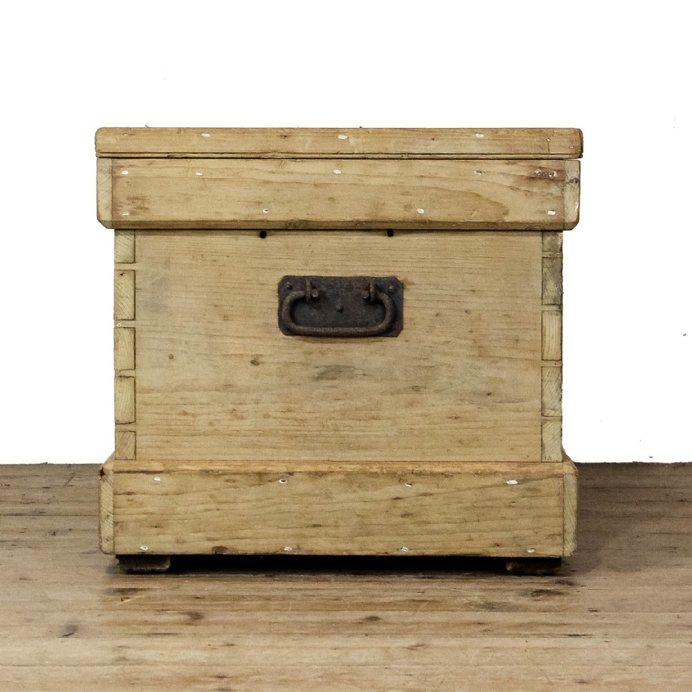 A rectangular natural pine storage chest featuring visible hand-cut dovetail joinery, a fitted flat lid, a central keyhole escutcheon, and a thick timber plinth base. View IX