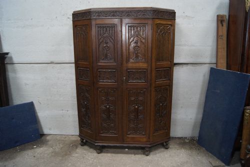 A Top Quality Carved Oak Hall Robe