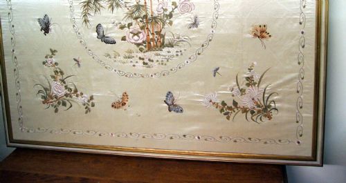 A FANTASTIC SILK PANEL HAND EMBROIDERED TO THE HIGHEST STANDARD - ADDITIONAL PHOTO 1