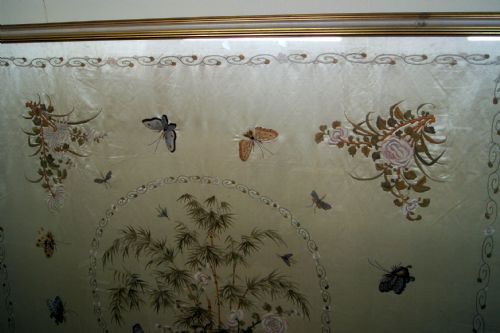 A FANTASTIC SILK PANEL HAND EMBROIDERED TO THE HIGHEST STANDARD - ADDITIONAL PHOTO 4