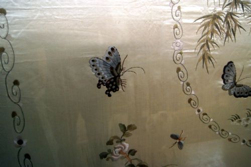 A FANTASTIC SILK PANEL HAND EMBROIDERED TO THE HIGHEST STANDARD - ADDITIONAL PHOTO 5