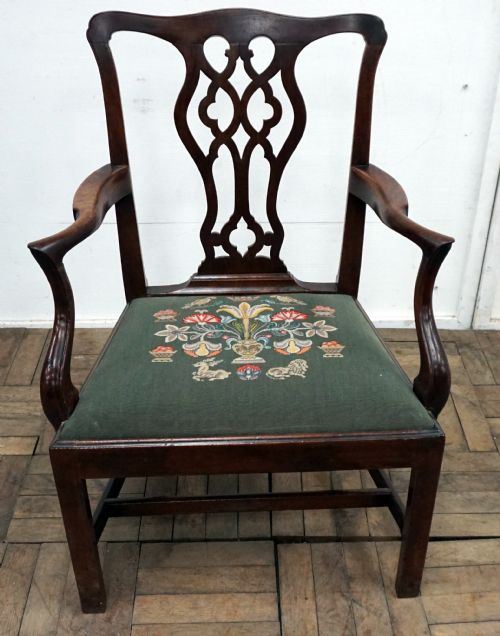An Exceptional Mahogany George 111 Chippendale Style Mahogany Desk/armchair