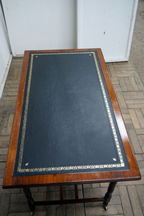 A CHARMING GILLOWS OF LANCASTER VICTORIAN LEATHER TOP DESK - ADDITIONAL PHOTO 5
