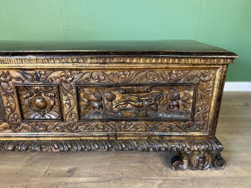 A RARE EARLY 17TH CENTURY WALNUT GILDED ITALIAN CASSONE - ADDITIONAL PHOTO 6