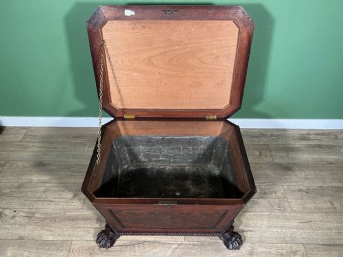 A VERY IMPRESSIVE AND IMPOSING REGENCY MAHOGANY CELLARETTE - ADDITIONAL PHOTO 3