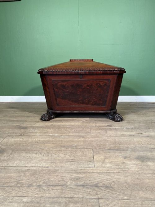 A VERY IMPRESSIVE AND IMPOSING REGENCY MAHOGANY CELLARETTE - ADDITIONAL PHOTO 4