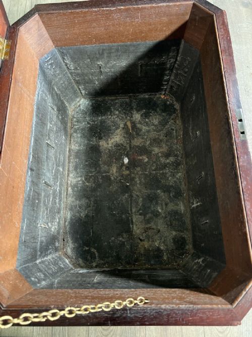 A VERY IMPRESSIVE AND IMPOSING REGENCY MAHOGANY CELLARETTE - ADDITIONAL PHOTO 7