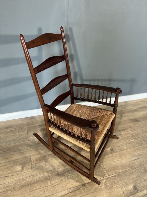 A VERY STYLISH MAHOGANY ROCKING CHAIR IN THE SHAKER STYLE - ADDITIONAL PHOTO 1