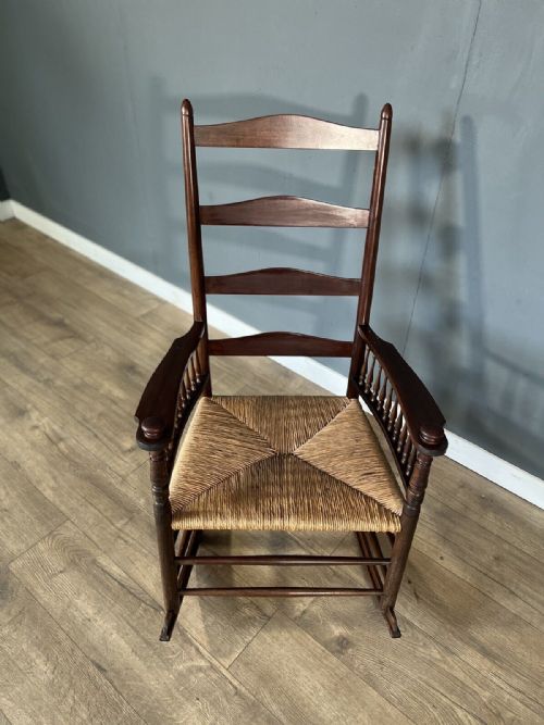 A VERY STYLISH MAHOGANY ROCKING CHAIR IN THE SHAKER STYLE - ADDITIONAL PHOTO 2