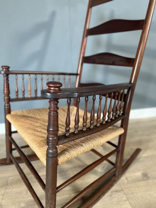 A VERY STYLISH MAHOGANY ROCKING CHAIR IN THE SHAKER STYLE - ADDITIONAL PHOTO 3