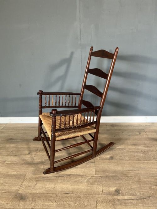 A VERY STYLISH MAHOGANY ROCKING CHAIR IN THE SHAKER STYLE - ADDITIONAL PHOTO 4