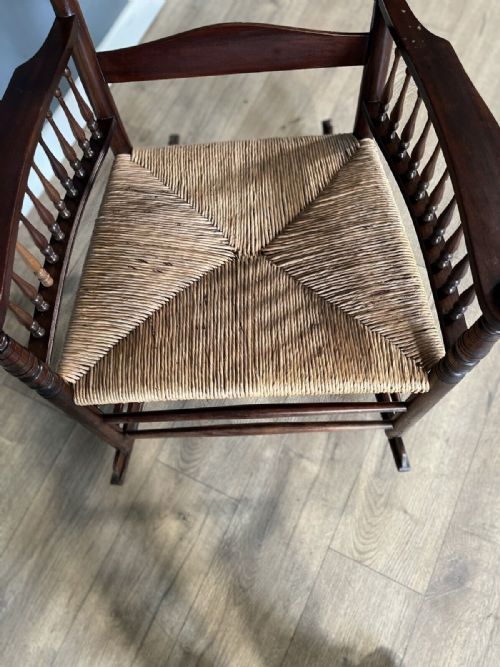 A VERY STYLISH MAHOGANY ROCKING CHAIR IN THE SHAKER STYLE - ADDITIONAL PHOTO 5