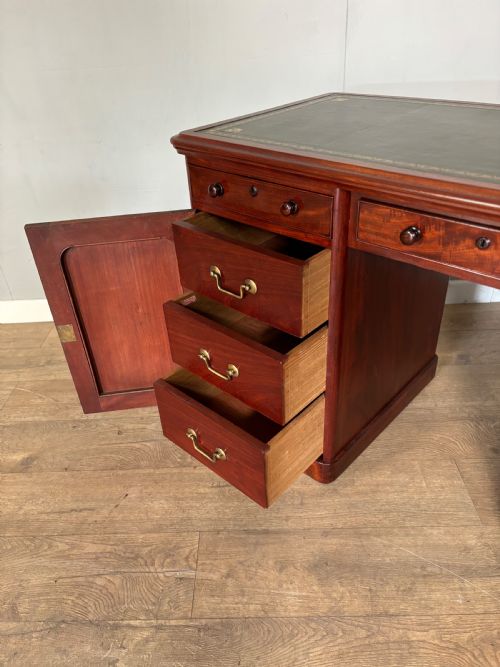 GOOD VICTORIAN MAHOGANY KNEE HOLE DESK - ADDITIONAL PHOTO 6
