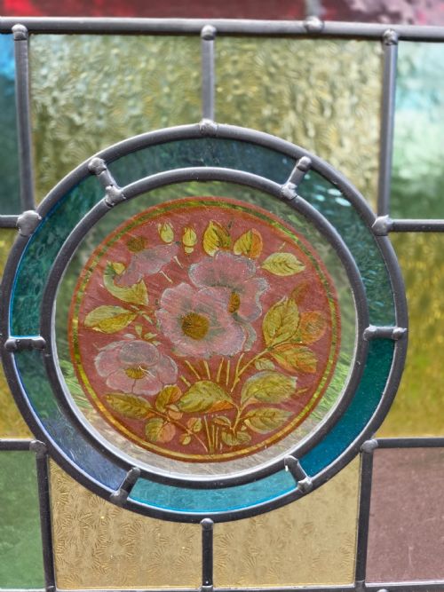 1910 ANTIQUE LEADED GLASS WINDOW WITH HAND PAINTED FLOWERS WITH AMBER BULLSEYES - ADDITIONAL PHOTO 3