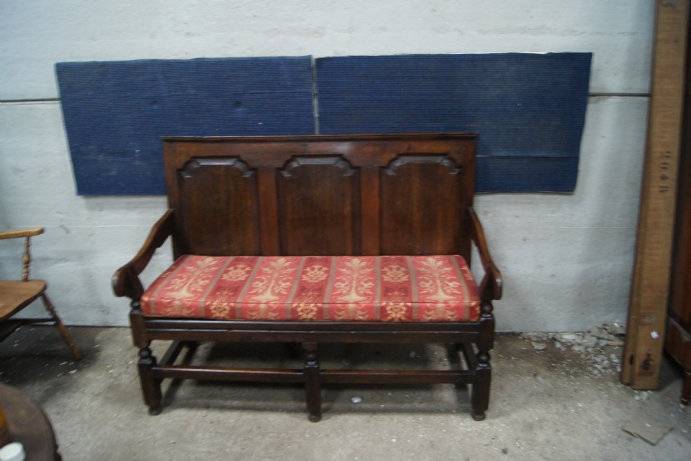 Small period oak settle