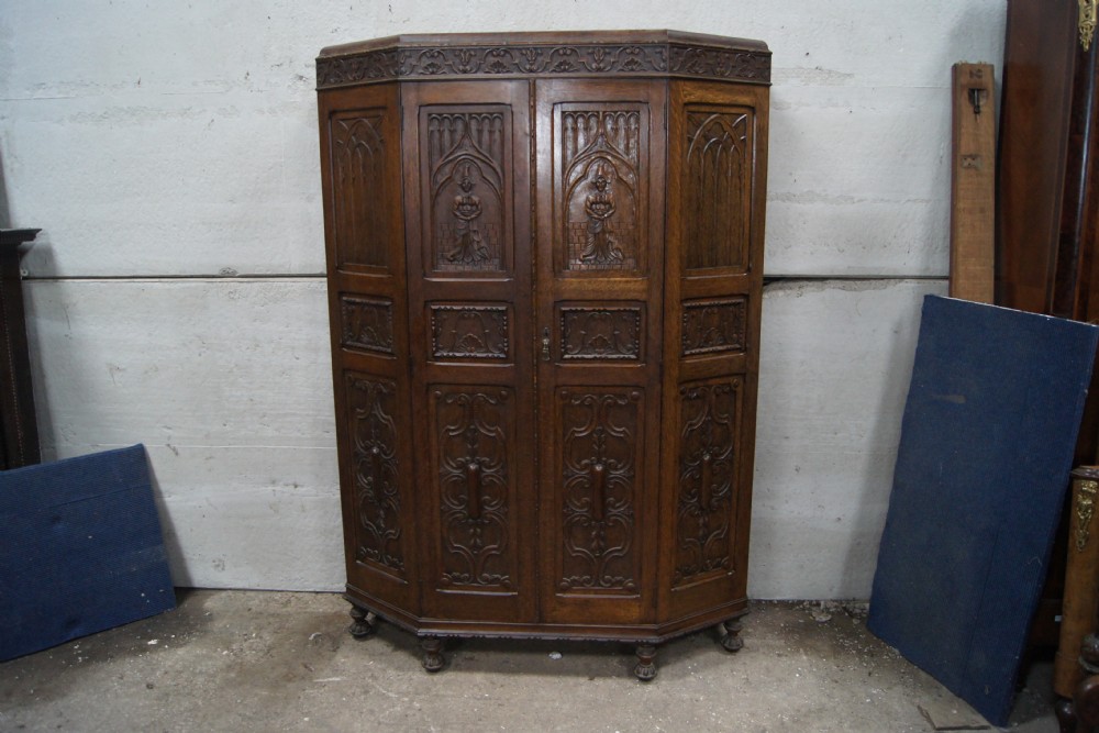 A top quality carved oak hall robe