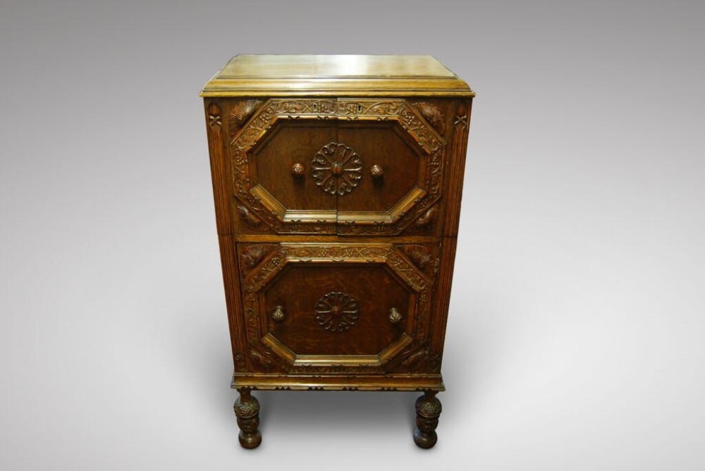 Fantastic oak cocktail cabinet on pineapple style carved legs