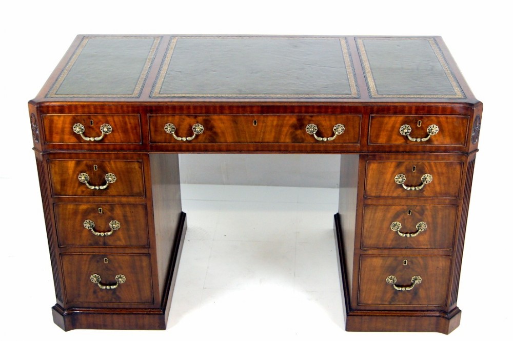 A good Edwardian 9 drawer leather topped mahogany pedastal desk.