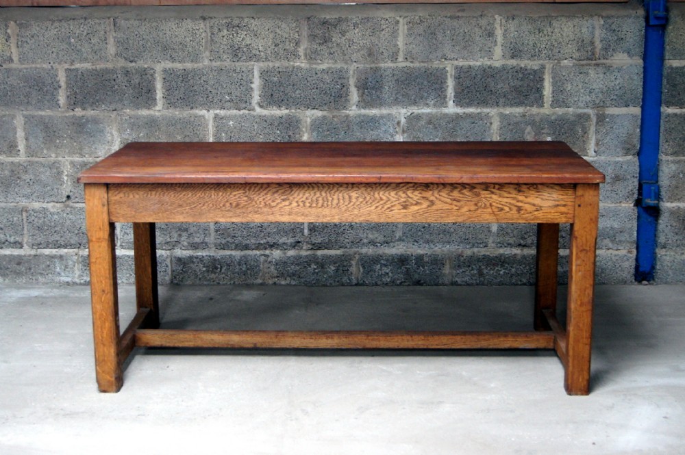 A GOOD H STRETCHERED ANTIQUE SOLID OAK BASED DINING TABLE