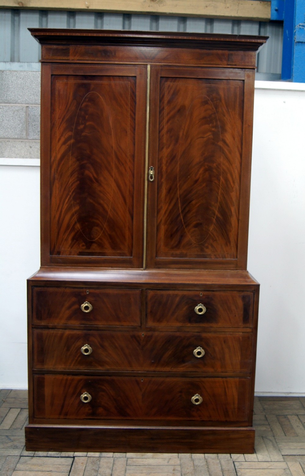 A good quality mahogany Edwardian inlaid linen press