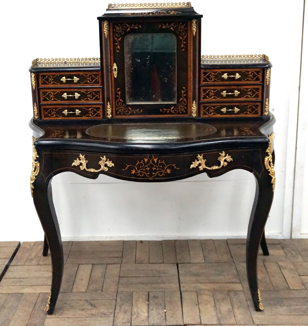 A very good quality impressive bonheur du jour desk