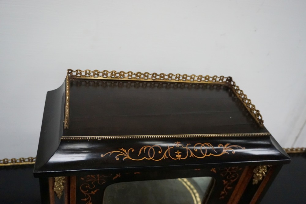 A very good quality impressive bonheur du jour desk View VIII