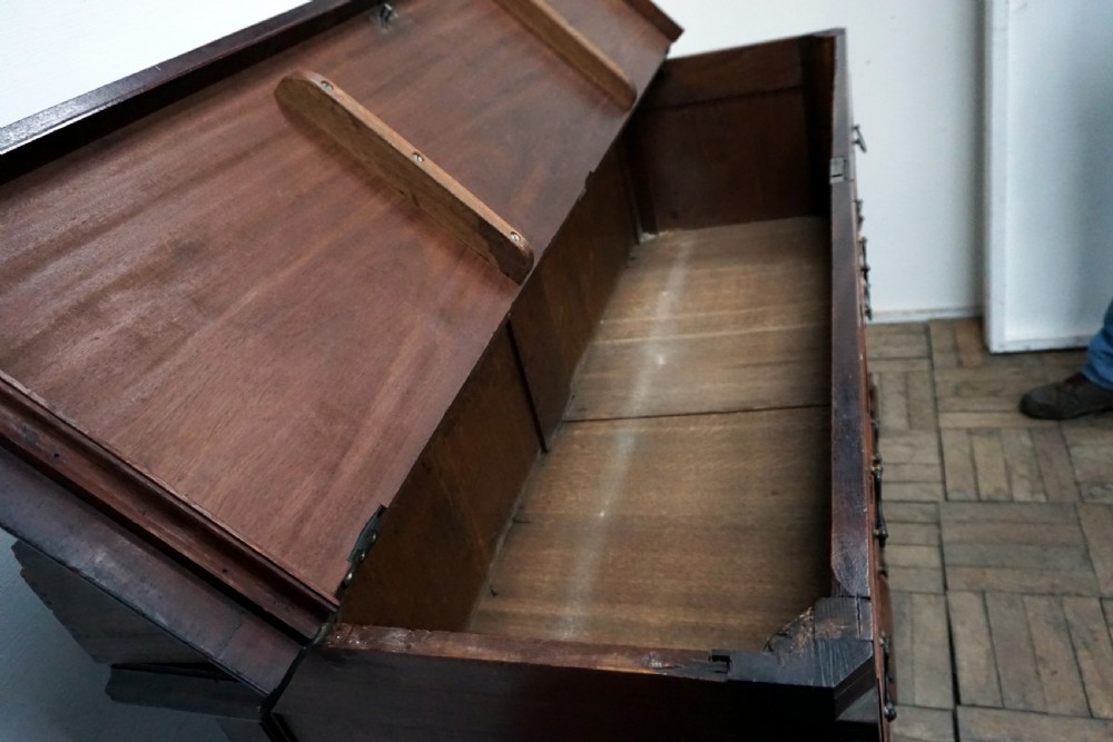 A truly exceptional George 111 mahogany mule chest  View IV