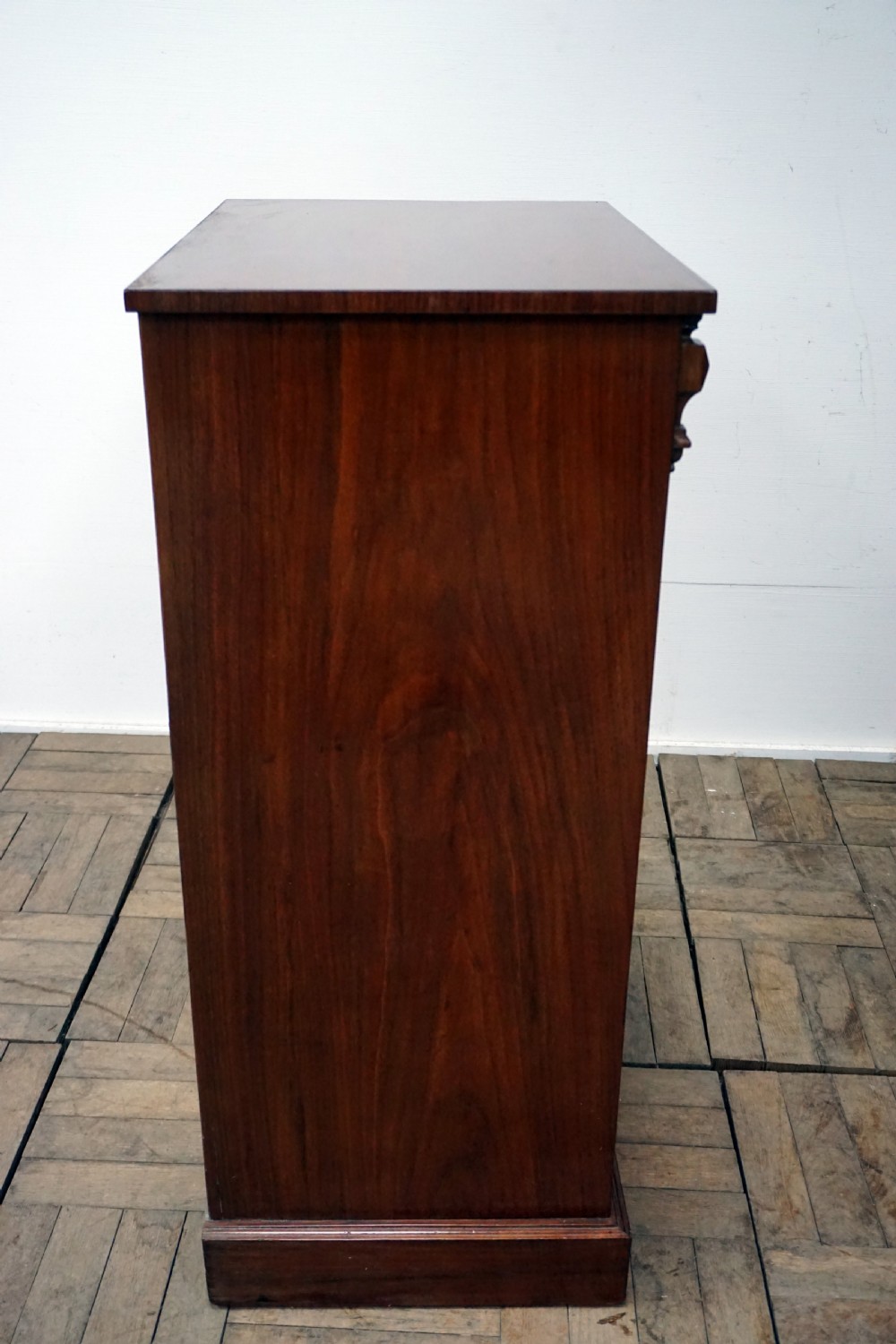 An immaculate Victorian walnut chest of drawers View VII
