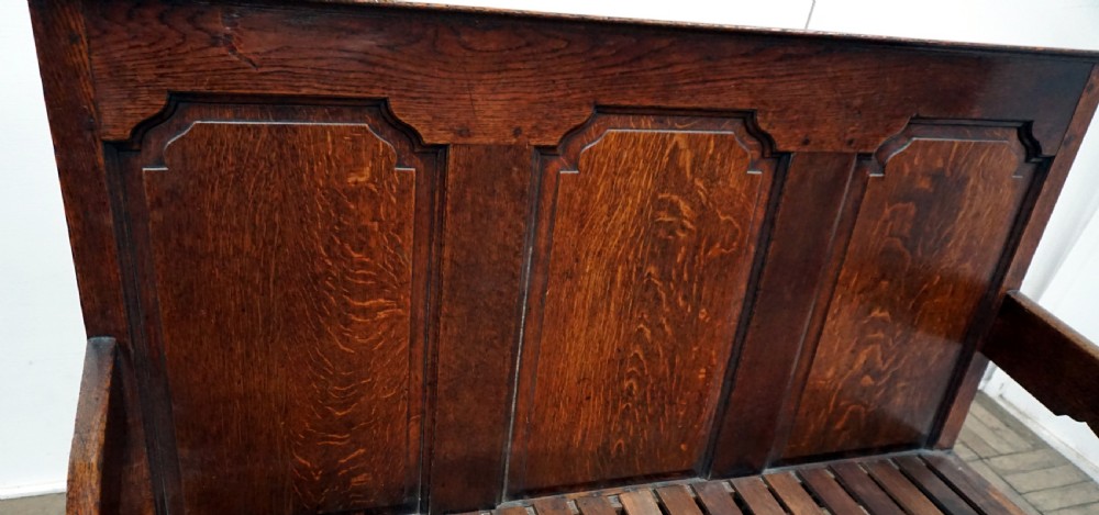 A small sized oak panelled Georgian settle View II