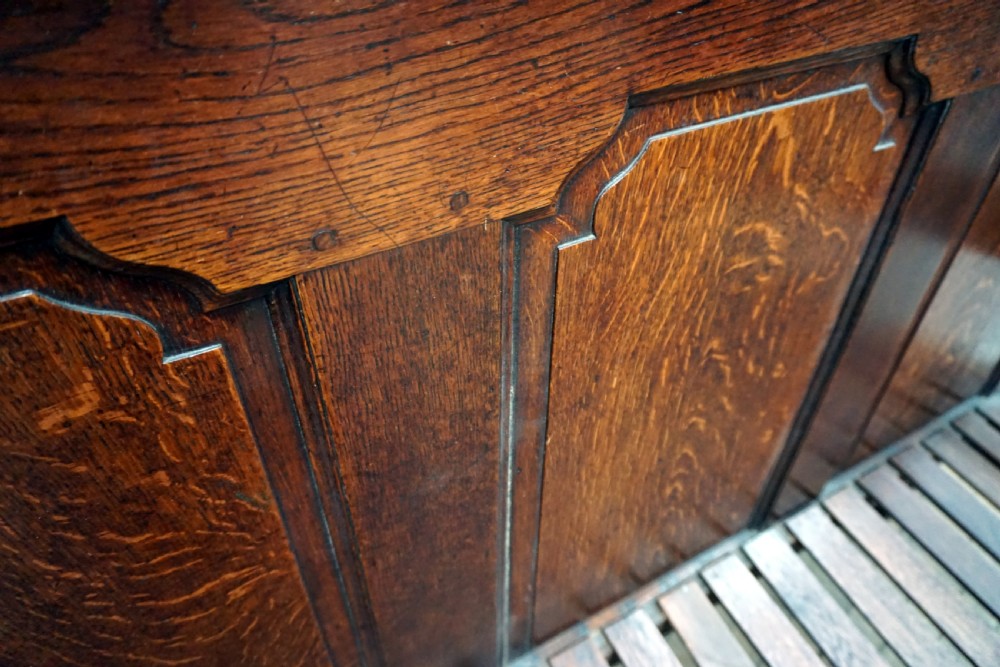 A small sized oak panelled Georgian settle View VI