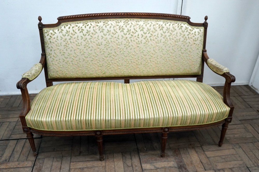 A good quality walnut framed French sofa 