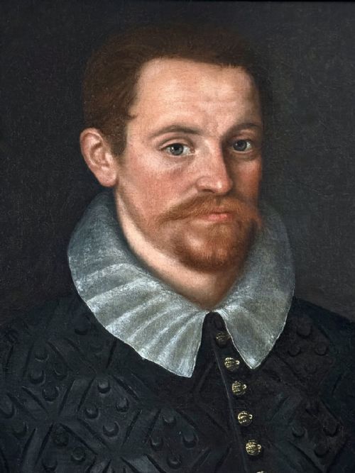 ENGLISH SCHOOL c. 1625 - OIL ON CANVAS PORTRAIT PAINTING OF A GENTLEMAN IN A DARK EMBROIDERED DOUBLET AND WHITE RUFF.