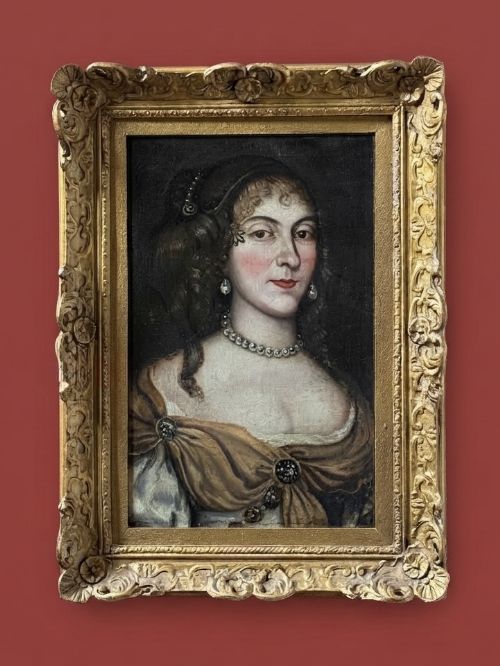 fig 4. A seventeenth-century oil painting on canvas depicting a noblewoman with pearl jewellery, housed within an ornate carved gilt frame.