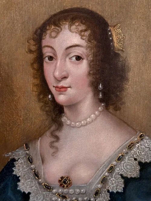 fig 3. A 17th-century oil portrait of a woman in a teal dress set within an oval spandrel, framed by a black velvet surround and an ornate giltwood frame with teal marbleised panel inlays.