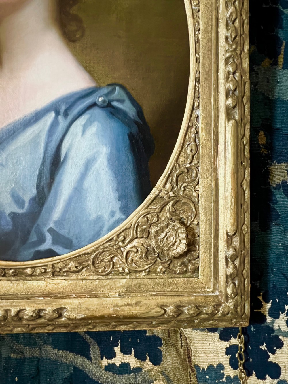 18TH CENTURY OIL ON CANVAS BRITISH PORTRAIT OF AN ELEGANT LADY - ATTRIBUTED TO SIR GODFREY KNELLER (1646-1723) View IV