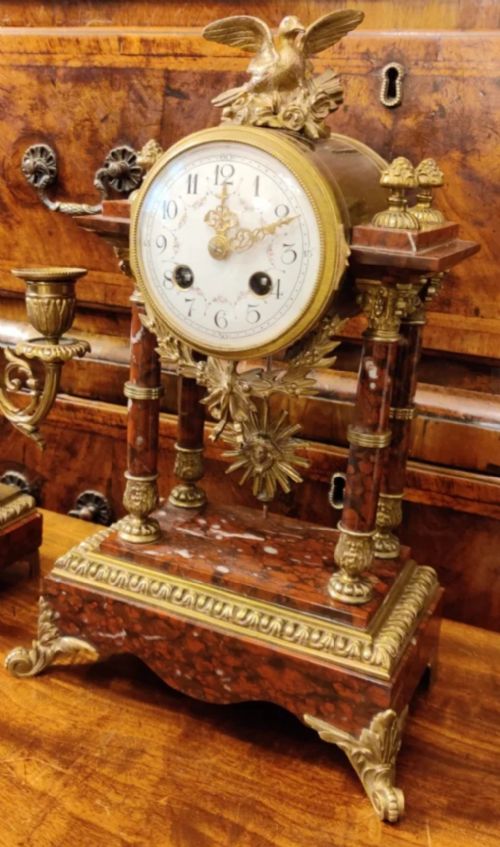 A RARE RED MARBLE ORMOLU 19TH CENTURY FRENCH CLOCK GARNITURE IN GREAT CONDITION - ADDITIONAL PHOTO 1