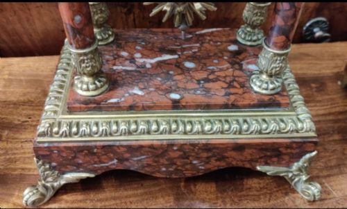 A RARE RED MARBLE ORMOLU 19TH CENTURY FRENCH CLOCK GARNITURE IN GREAT CONDITION - ADDITIONAL PHOTO 5