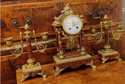 A RARE RED MARBLE ORMOLU 19TH CENTURY FRENCH CLOCK GARNITURE IN GREAT CONDITION - ADDITIONAL PHOTO 7