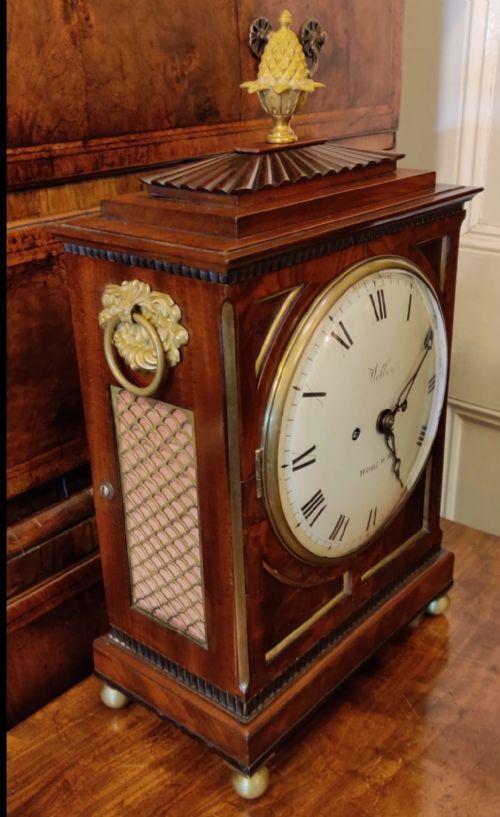 A GEORGE III STEPPED TOP FIGURED MAHOGANY ENGLISH BRACKET CLOCK CIRCA 1805 - ADDITIONAL PHOTO 2