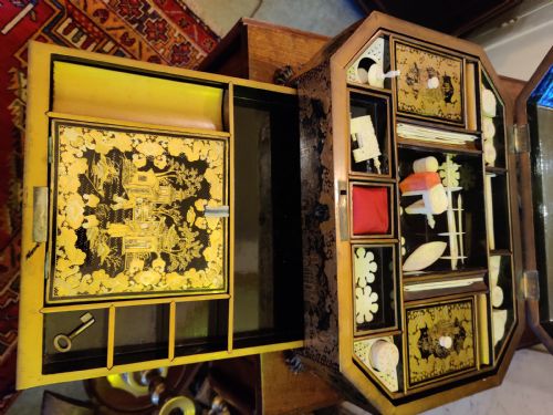 REGENCY LACQUERED CHINOISERIE SEWING BOX FROM THE QING DYNASTY CIRCA 1825 - ADDITIONAL PHOTO 3