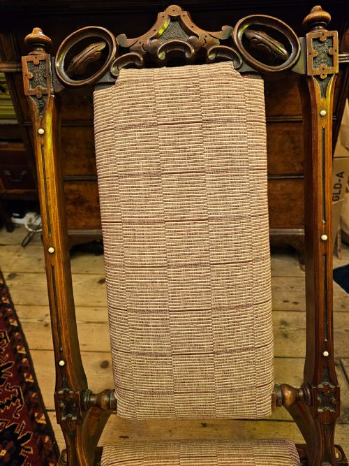 A RARE WALNUT FOLDING CAMPAIGN CHAIR IN EXCELLENT CONDITION 19TH CENTURY WITH PIERCED CARVED CREST RAIL FLUTING AND BONE BUTTON DECORATIONS - ADDITIONAL PHOTO 4