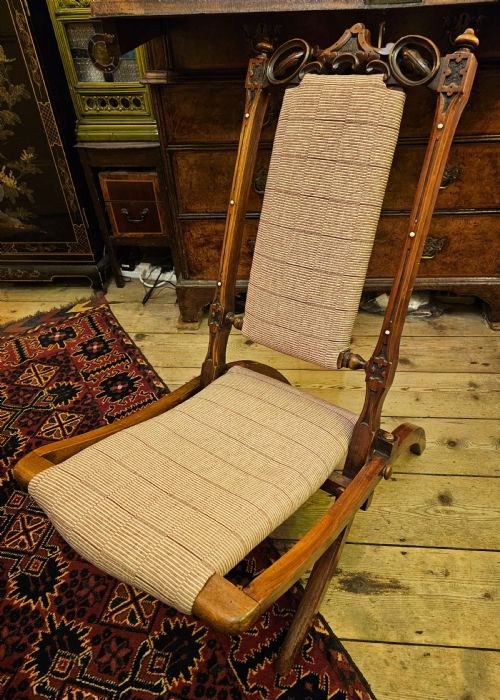 A RARE WALNUT FOLDING CAMPAIGN CHAIR IN EXCELLENT CONDITION 19TH CENTURY WITH PIERCED CARVED CREST RAIL FLUTING AND BONE BUTTON DECORATIONS - ADDITIONAL PHOTO 6