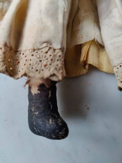 BEAUTIFUL GEORGIAN PAPIER MACHE DOLLMEASURES 305CM TALLTHE DOLL IS IN EXCELLENT CONDITION WITH ORIGINAL COSTUME AND BONNET BEAUTIFUL FACE WITH NO CRACKING OR FADINGPERFECT BODY AND LIMBS - ADDITIONAL PHOTO 6