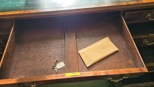 VICTORIAN PARTNERS DESK FORMALLY OWNED BY THE BANK OF ENGLAND FLAMED MAHOGANY THROUGHOUT WITH ORIGINAL LEATHER TOP CIRCA 1880 - ADDITIONAL PHOTO 15