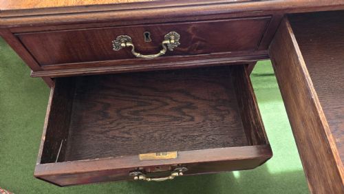 VICTORIAN PARTNERS DESK FORMALLY OWNED BY THE BANK OF ENGLAND FLAMED MAHOGANY THROUGHOUT WITH ORIGINAL LEATHER TOP CIRCA 1880 - ADDITIONAL PHOTO 16