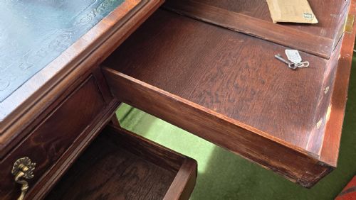 VICTORIAN PARTNERS DESK FORMALLY OWNED BY THE BANK OF ENGLAND FLAMED MAHOGANY THROUGHOUT WITH ORIGINAL LEATHER TOP CIRCA 1880 - ADDITIONAL PHOTO 18